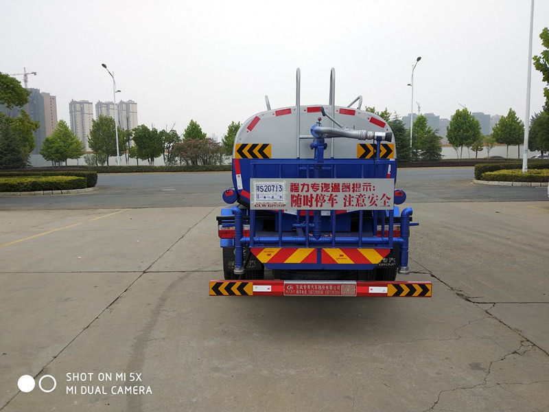 东风5吨洒水车图片 东风5吨洒水车图片