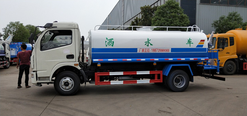 东风多利卡8-9吨洒水车 东风多利卡8-9吨洒水车