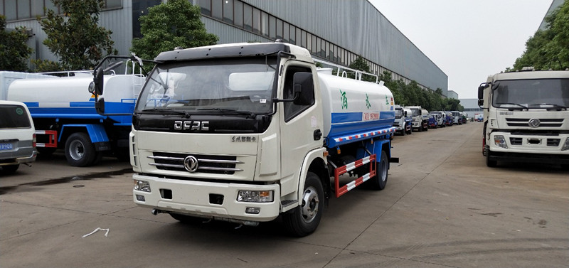 东风多利卡8-9吨洒水车 东风多利卡8-9吨洒水车