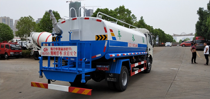 东风多利卡8-9吨洒水车 东风多利卡8-9吨洒水车