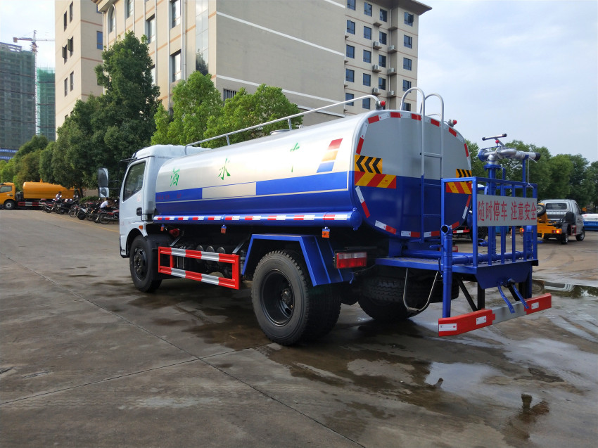 多利卡洒水车 多利卡洒水车