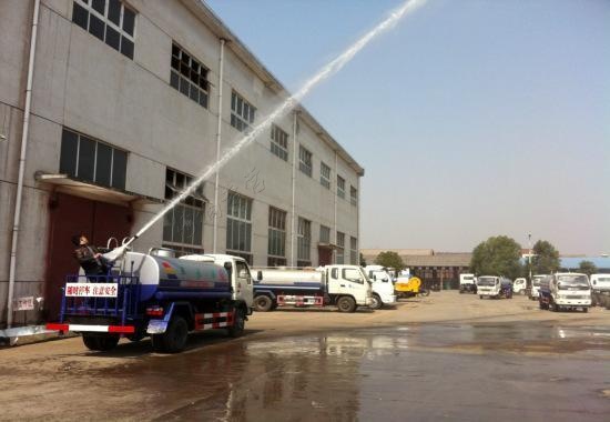 枯草引发火灾,环卫车洒水车紧急救援现场 枯草引发火灾,环卫车洒水车紧急救援现场