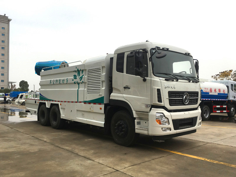 一辆多功能洒水车 一辆多功能洒水车