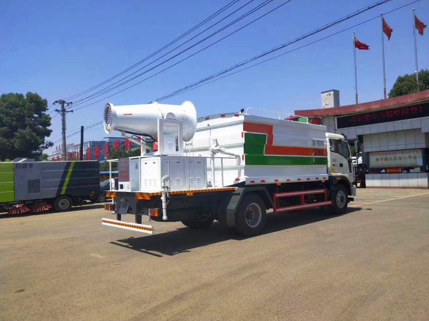 喷雾洒水车除湿降尘,城市里的降尘神器 喷雾洒水车除湿降尘,城市里的降尘神器