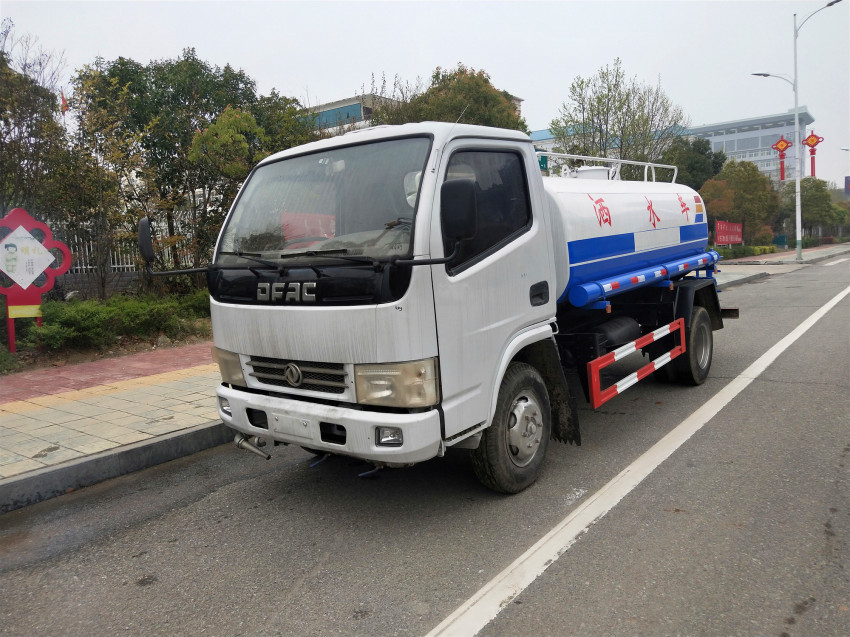 马路洒水车 马路洒水车