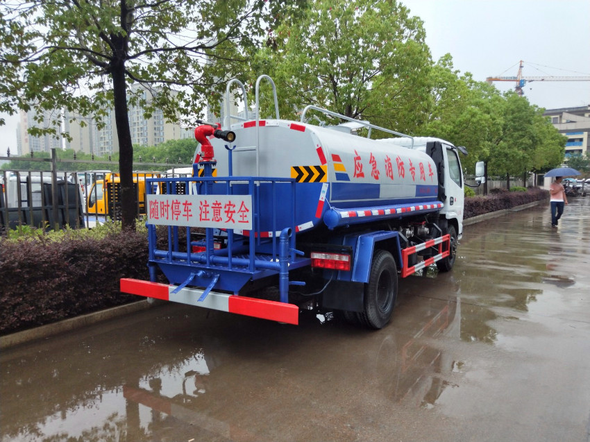 洒水车有上蓝牌的吗 -能拉多少吨水 洒水车有上蓝牌的吗 -能拉多少吨水