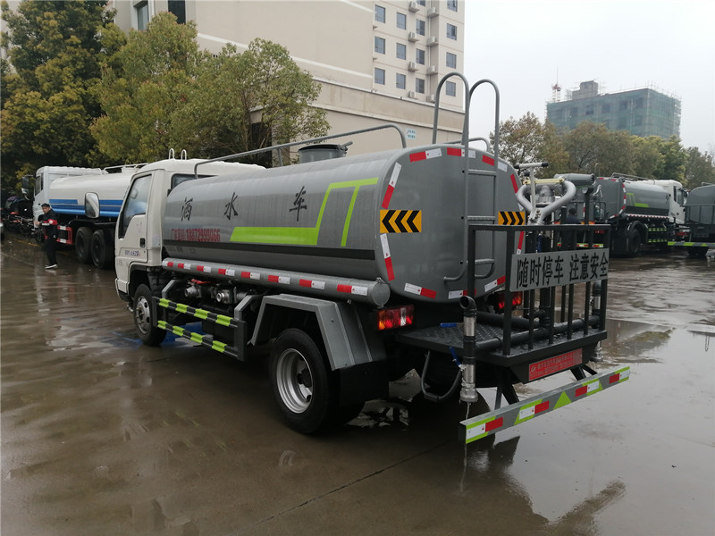 5吨洒水车 5吨洒水车