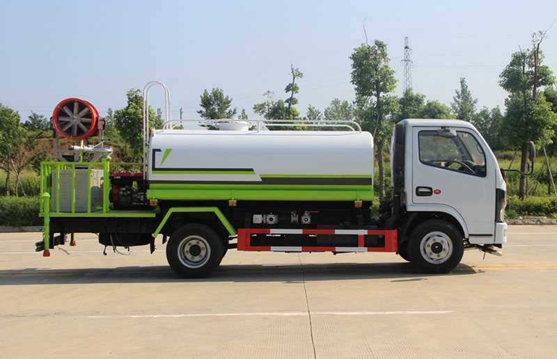 东风小多利卡5吨洒水车国六底盘配置: 采用东风D6系列新款驾驶室,3308mm轴距,搭载国六全柴115马力柴油发动机或朝柴130马力柴油发动机,万里扬5档变速箱,3.5T后桥,7.00R16钢丝胎,ABS,标配电动窗、中控锁、遥控钥匙、日间行车灯、自动落锁、断气刹、瞬时油耗,科技感十足,驾乘更舒适,GB7258新规。 东风小多利卡国六洒水车: 采用4mm优质碳钢板,罐内制作减震波浪隔板,配置洒水车专用水泵(能实现泵进泵出功能),安装前冲、后洒、侧喷、洒水车平台、洒水高炮(可调节直流、大雨、小雨、毛毛雨、雾状效果),带两根吸水管,电子音乐喇叭及消防接口。洒水车垂直吸程7米,洒水宽度大于20米,射程大于28米。洒水车可加装前冲后洒气动阀驾驶室控制、可加装雾炮机组发电机组喷雾降尘装置。 东风小多利卡5吨洒水车国六底盘配置: 采用东风D6系列新款驾驶室,3308mm轴距,搭载国六全柴115马力柴油发动机或朝柴130马力柴油发动机,万里扬5档变速箱,3.5T后桥,7.00R16钢丝胎,ABS,标配电动窗、中控锁、遥控钥匙、日间行车灯、自动落锁、断气刹、瞬时油耗,科技感十足,驾乘更舒适,GB7258新规。 东风小多利卡国六洒水车: 采用4mm优质碳钢板,罐内制作减震波浪隔板,配置洒水车专用水泵(能实现泵进泵出功能),安装前冲、后洒、侧喷、洒水车平台、洒水高炮(可调节直流、大雨、小雨、毛毛雨、雾状效果),带两根吸水管,电子音乐喇叭及消防接口。洒水车垂直吸程7米,洒水宽度大于20米,射程大于28米。洒水车可加装前冲后洒气动阀驾驶室控制、可加装雾炮机组发电机组喷雾降尘装置。