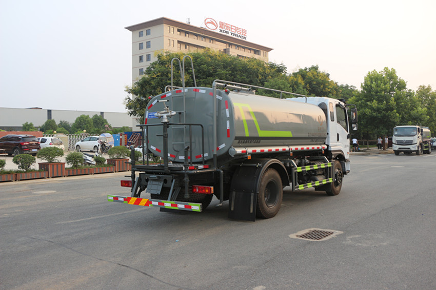 12方的洒水车 12方的洒水车