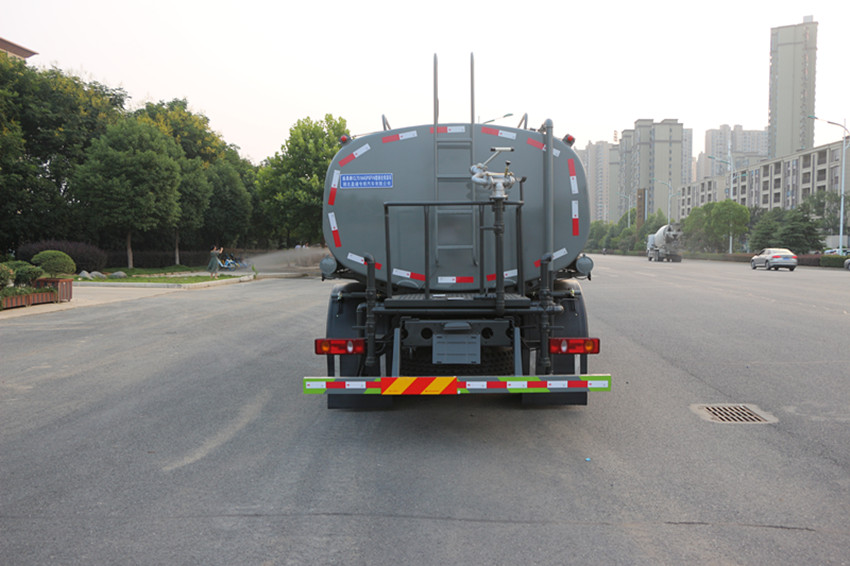 12方的洒水车 12方的洒水车
